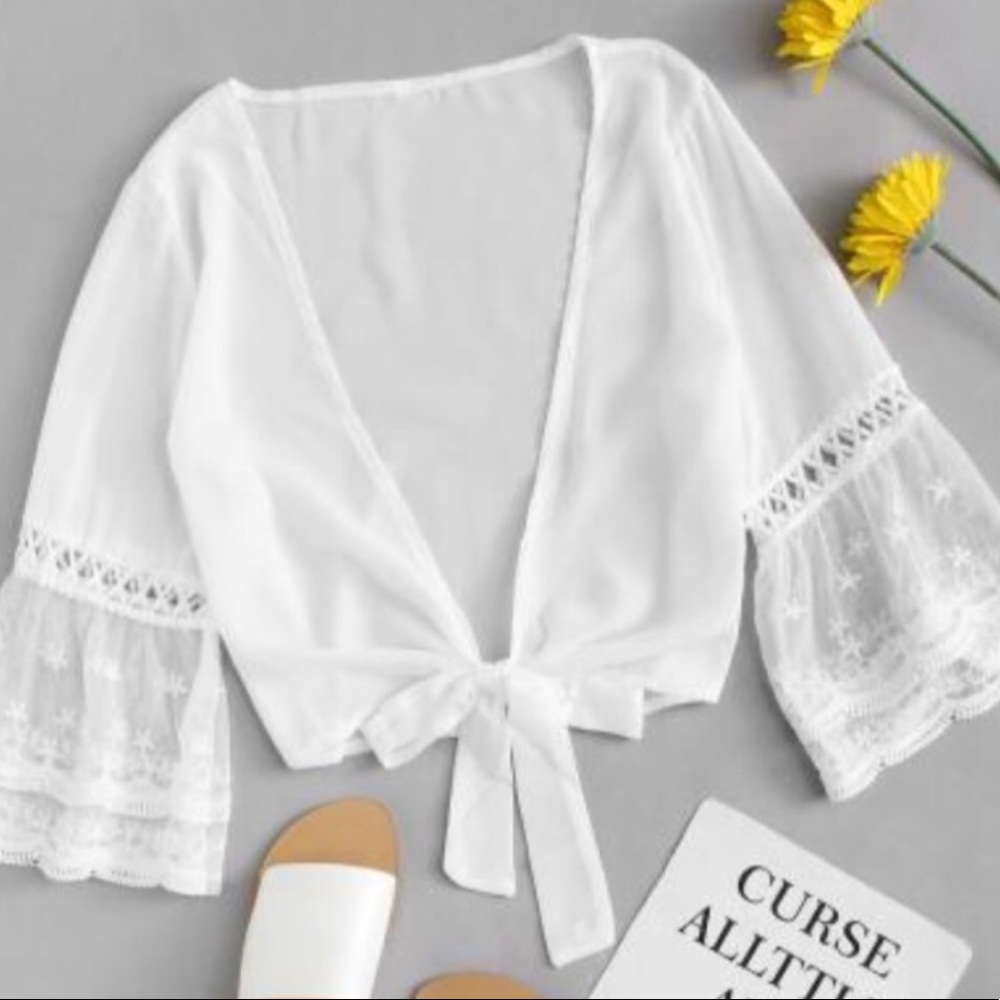 ADORABLE TIE IN THE FRONT LACE SHIRT! 💕💕